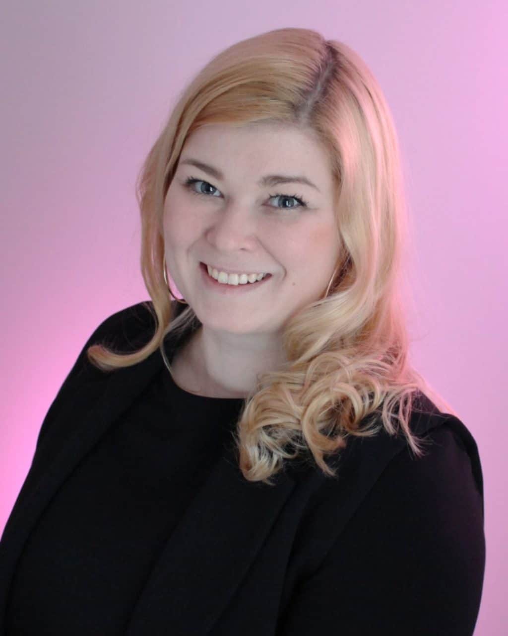 Emmi Harjuniemi sparraa asiantuntijoita osaamisen tunnistamisessa ja vahvuuksien hyödyntämisessä matkalla kohti merkityksellisempää työelämää.